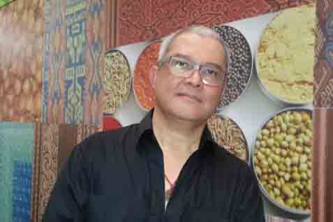  Itang Yunasz Kembangkan Busana Musim Motif Tenun Printing